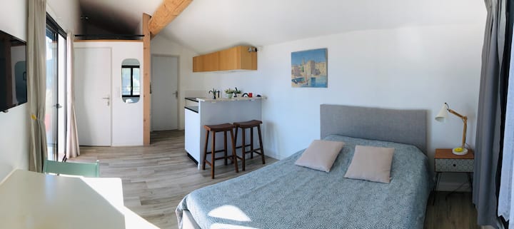 спалня 5 на горния етаж: 140 см легло (в самостоятелно студио с тераса)