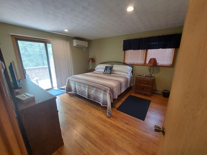 Master Bedroom w/ King bed, big walk in closet and TV.  Angalia roshani ya kujitegemea yenye mwonekano wa msitu!