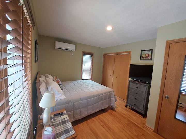 Chumba cha 2 cha kulala/Kitanda na televisheni ya Queen