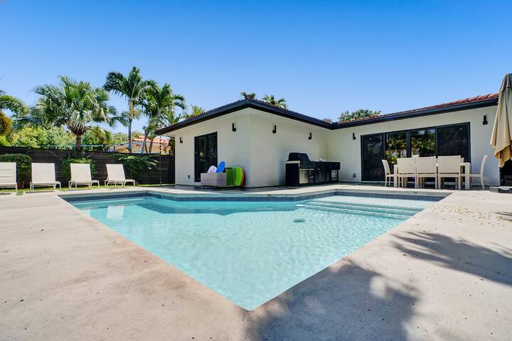 Welcome to Paradise! 1 mile to beach heated pool! gallery image 3