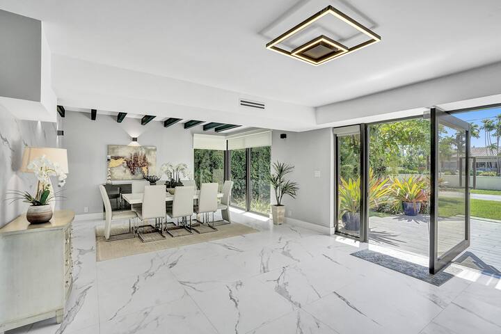 Welcome to Paradise! 1 mile to beach heated pool! gallery image 4