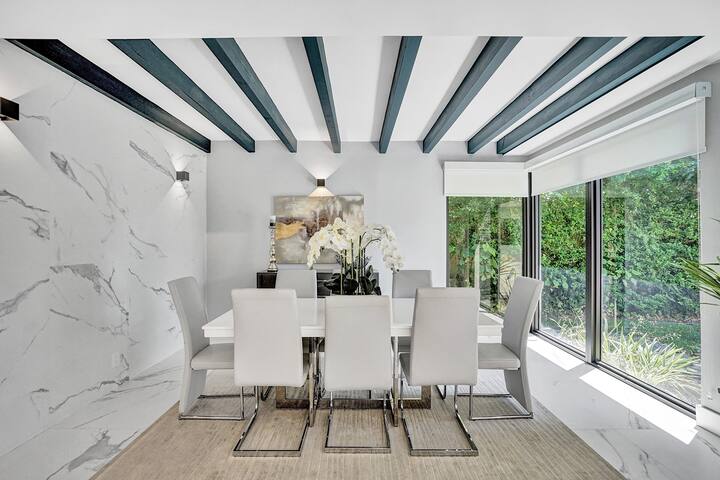 Welcome to Paradise! 1 mile to beach heated pool! gallery image 5