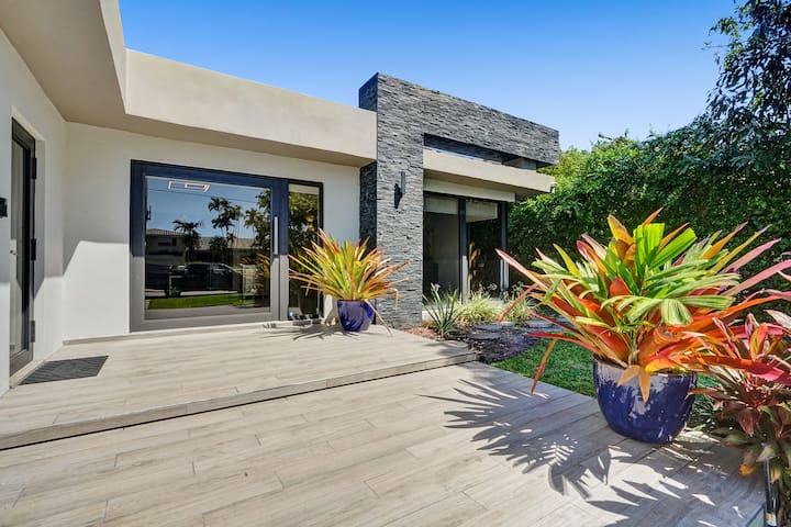 Modern Oasis, 1 mile to beach heated pool