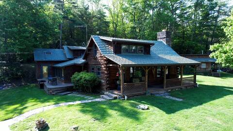 Spacious  4 Bdrm Creekside Lodge,  Groups Welcome