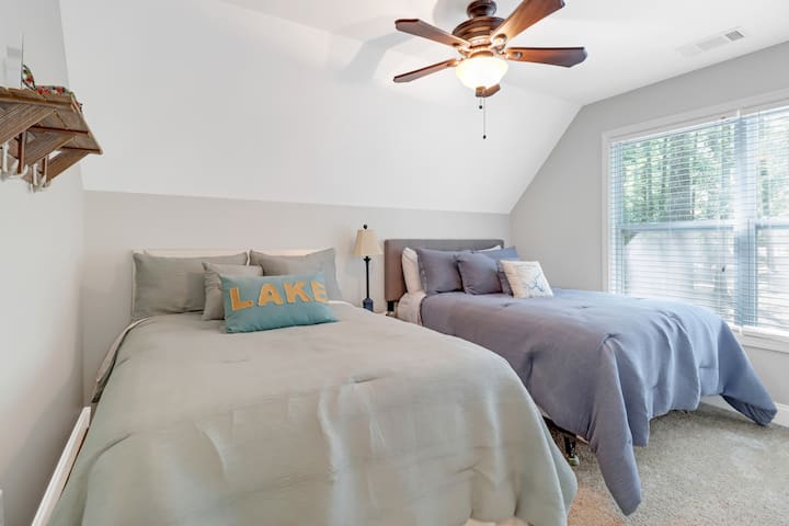 غرفة نوم ثالثة بسريرين كاملين. يواجه التلفزيون الذكي الأسرّة. 