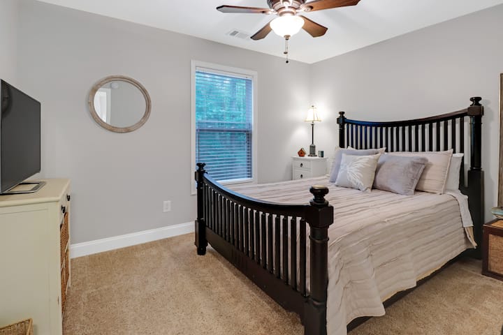 غرفة نوم ثانية بسرير بحجم كبير وتلفزيون ذكي