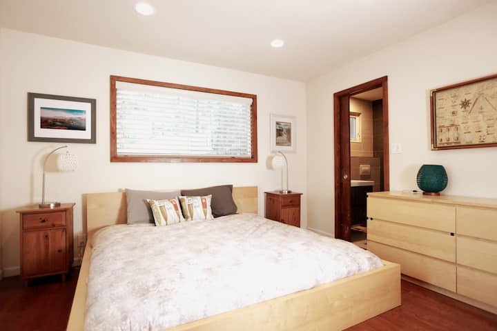 第二间宽敞的卧室，配备加大双人床