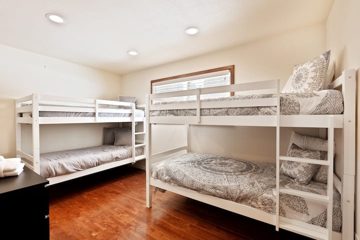 第4间卧室，两张双层床