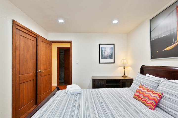 第三间卧室配备标准双人床