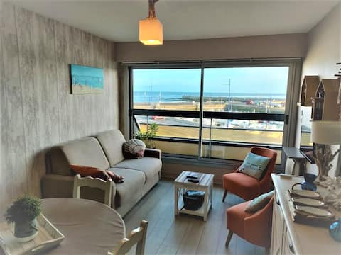 Successful Airbnb property: Sea & harbor view, terrace, beach & shops 5 minutes away in Grandcamp Maisy