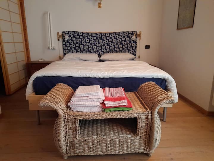 غرفة النوم الرئيسية/ملعب الكاميرا (الغرفة 2)