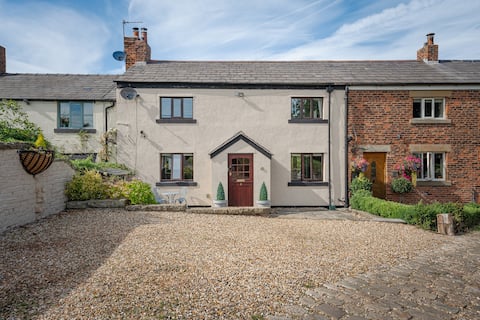Canal side cottage with Hot Tub, SkyTV & Log Fire