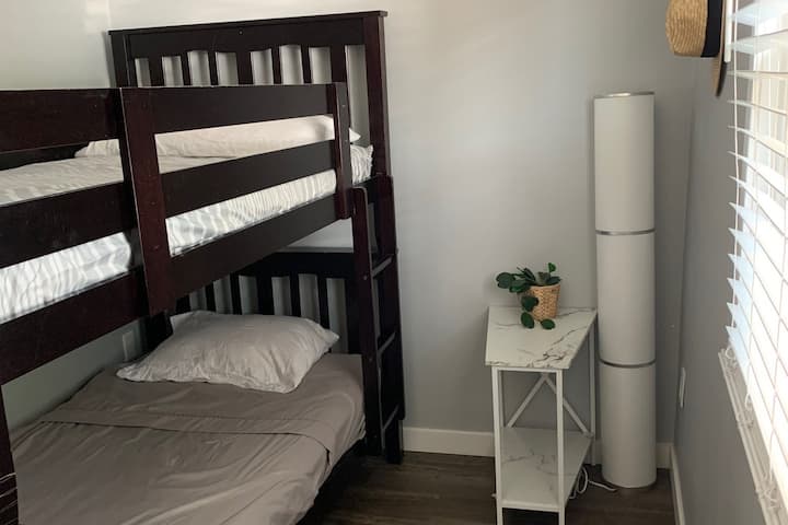 3 chambres sont petites mais efficaces. Les lits superposés permettent de dormir davantage.