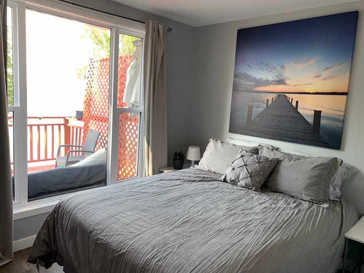 Chambre principale avec vue sur l'eau.