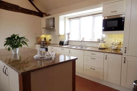 Y Beudy is a single storey Barn Conversion.