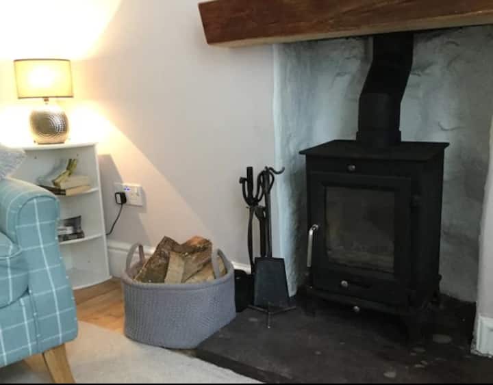 Plas Bach. Traditional Dog Friendly Welsh Cottage - Nefyn