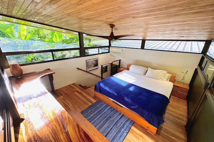 Брачен кревет (широк 150-179 см) и поглед кон џунгла на горниот кат 
