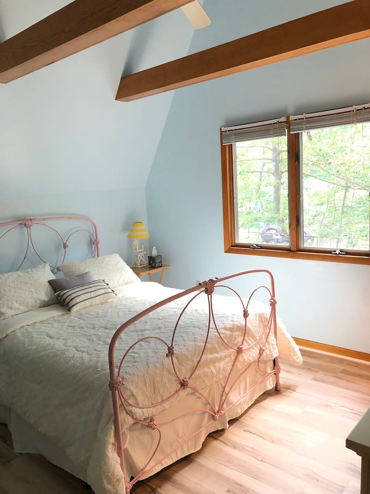 Gastenkamer op de bovenste verdieping. Queensize bed. Gezichten straat. Zichtbare balken. Badkamer voor de deur.