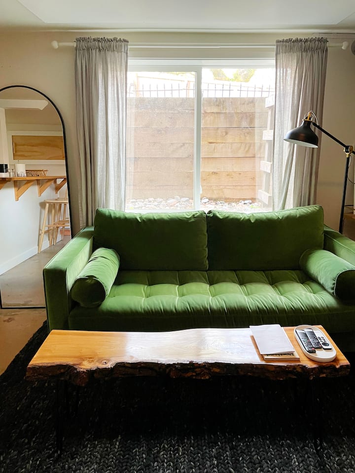 The Fox Den—stylish Parkside Studio - Portland, OR