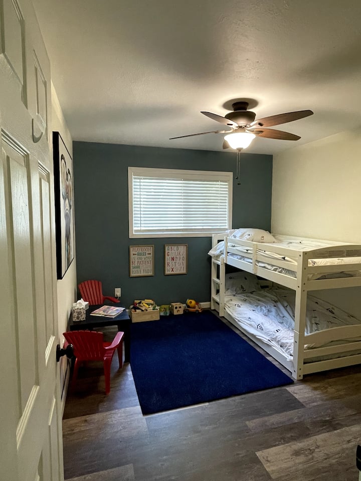 Chumba cha kulala cha watoto: vitanda viwili vya ghorofa na sehemu ya kucheza.  Vitanda ni vya watoto tu tafadhali (chini ya 100lbs).
Pia: Pakiti na ucheze, kiti cha juu na kiti cha nyongeza viko kwenye kabati.