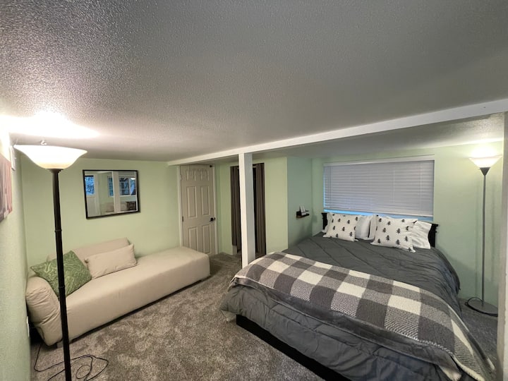 Chumba cha kulala cha kiwango cha chini (kitanda cha upana wa futi tano).  Inajumuisha chaise, kabati, dawati, mwonekano wa mto.