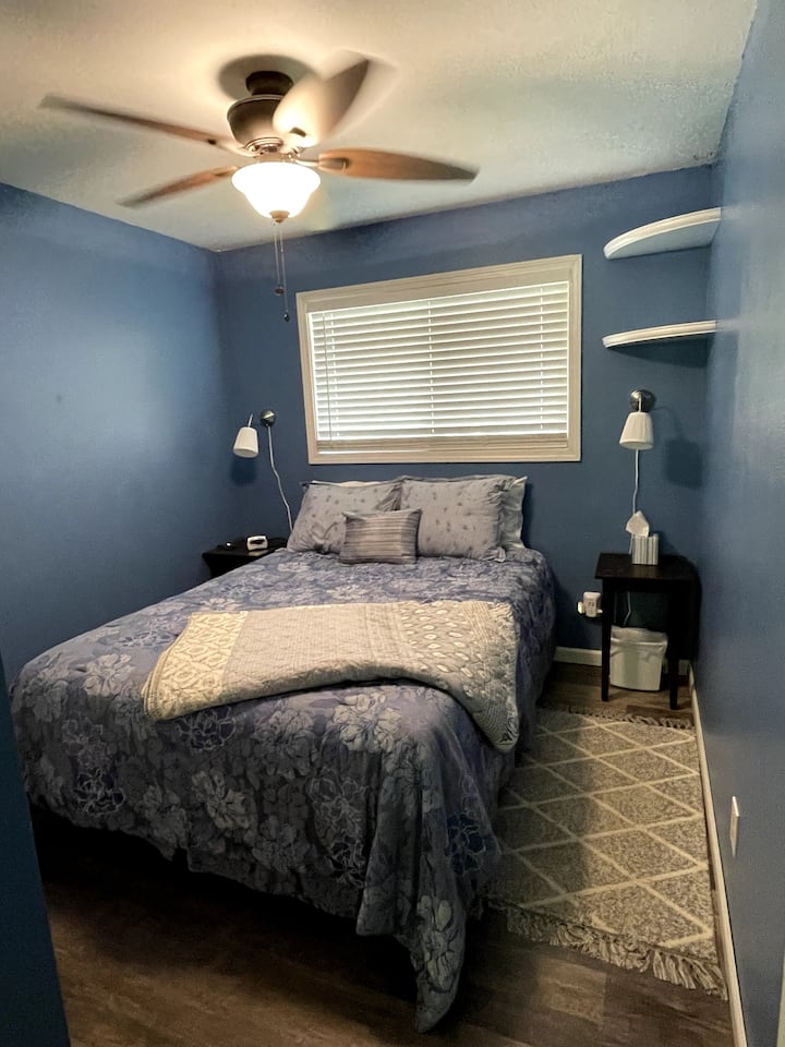 Chumba cha kulala cha bluu: Kitanda aina ya Queen na kabati (hakionekani).