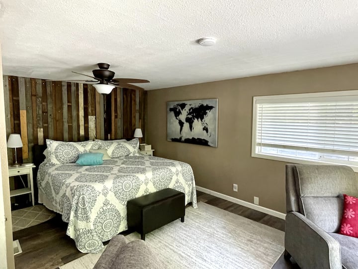 Chumba cha kulala cha msingi: Kitanda aina ya King, kabati kubwa, sehemu ya kukaa (sehemu ya mbele).   Amka ili uone mandhari na sauti ya mto.