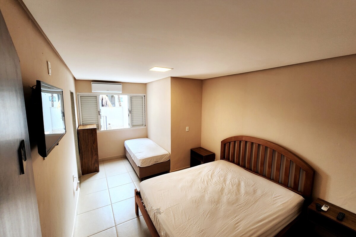 ห้องสวีทพร้อมเตียงควีนไซส์ 1 หลังและเตียงเดี่ยว 1 หลัง (เครื่องปรับอากาศ)