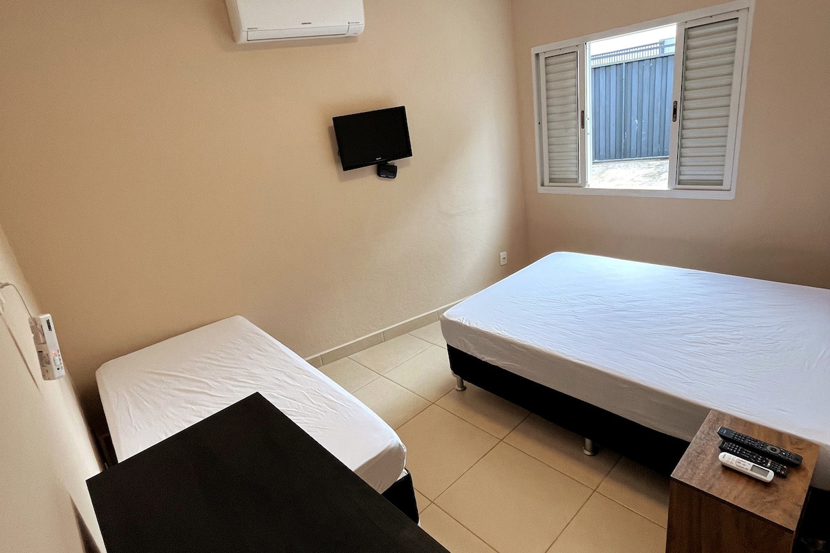 ห้องสวีทพร้อมเตียงคู่ 1 หลังและเตียงเดี่ยว 1 หลัง (เครื่องปรับอากาศ)