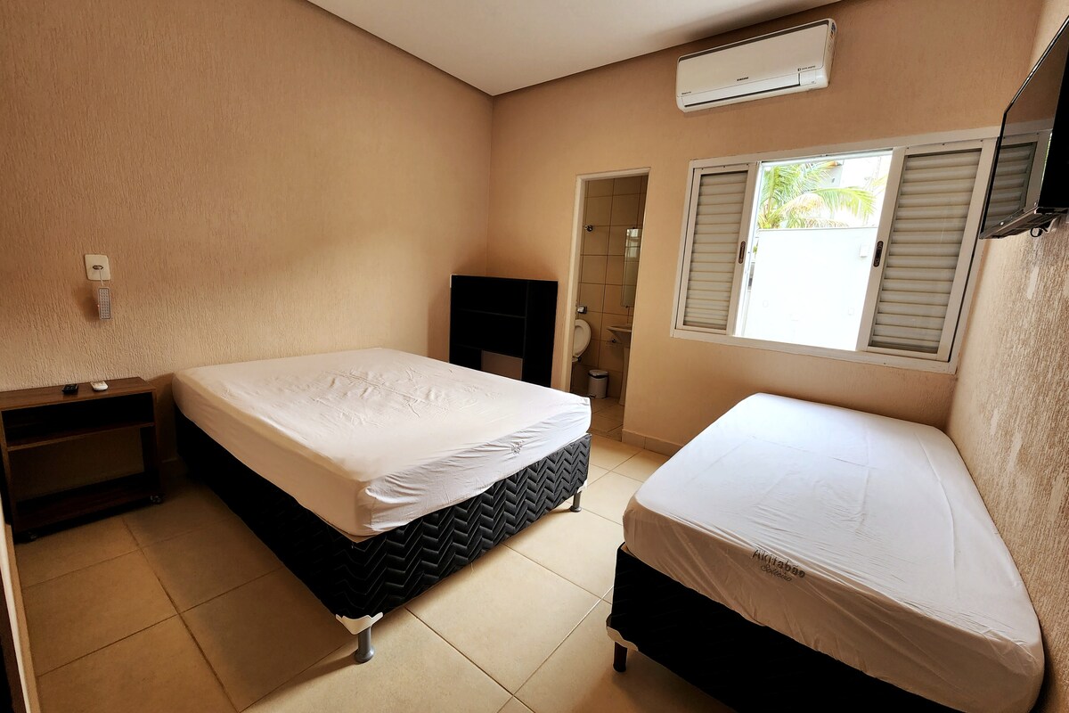 ห้องสวีทพร้อมเตียงคู่ 1 หลังและเตียงเดี่ยว 1 หลัง (เครื่องปรับอากาศ)