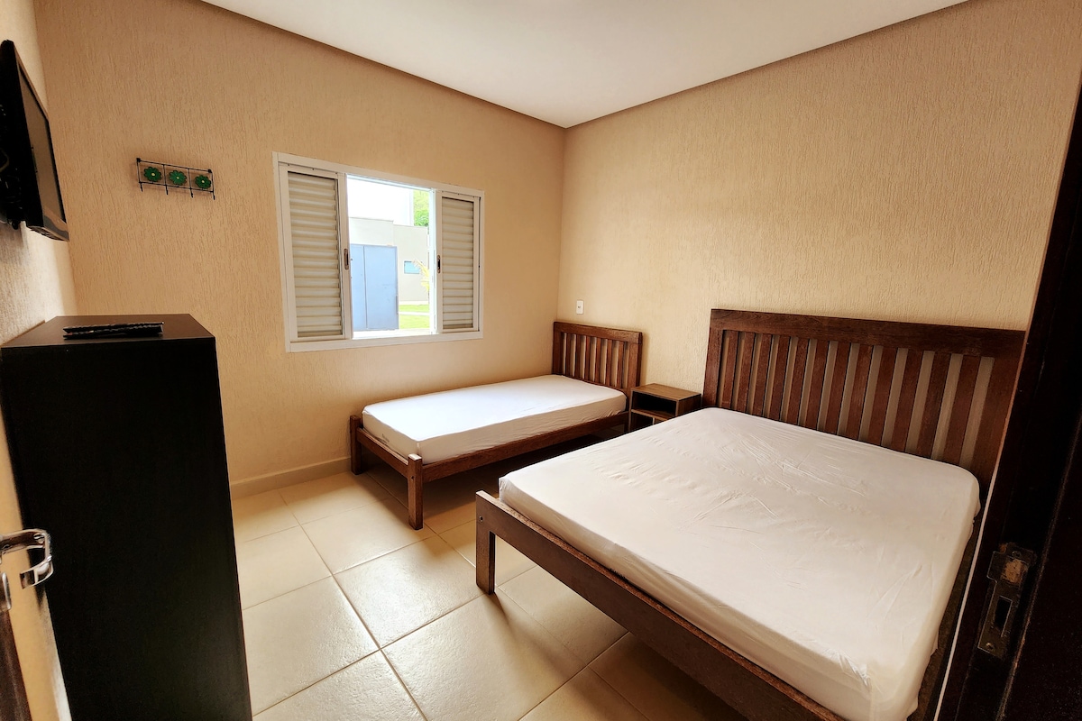 ห้องนอนพร้อมเตียงคู่ 1 หลังและเตียงเดี่ยว 1 หลัง (พัดลม)
