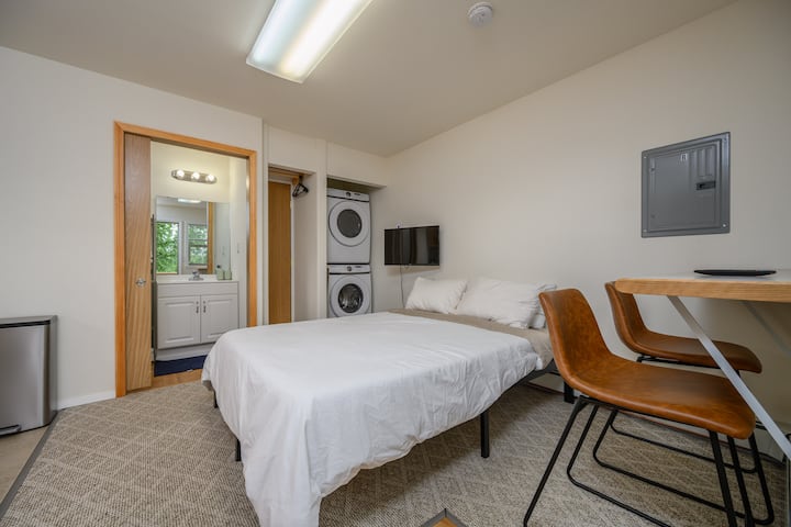 Private Studio Up The Spiral Stairs Near Airport - Anchorage, AK