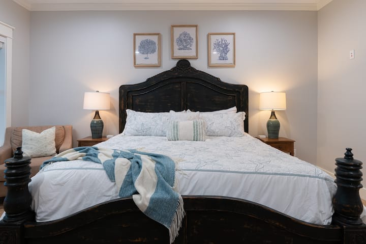 Primárna spálňa s priestrannou manželskou posteľou, vlastným balkónom a vlastnou kúpeľňou