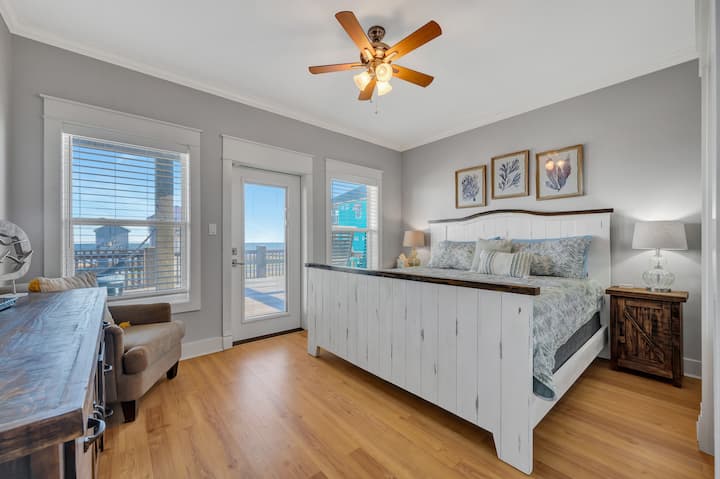 Druhá spálňa s priestrannou posteľou a výhľadom na oceán. 