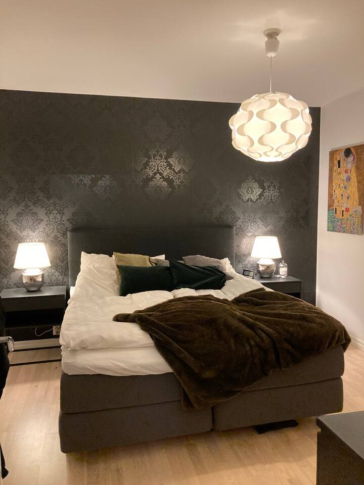 Dormitorio n.º 1. Dormitorio principal, planta principal. 180 cm * 200 cm. Televisión con Chromecast.