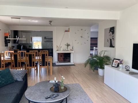 Modern Villa, 10 beds, Parking facility available