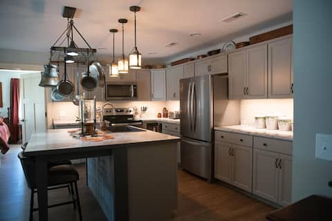NEW! Modern Farmhouse, amenities 👌 + near Downtown