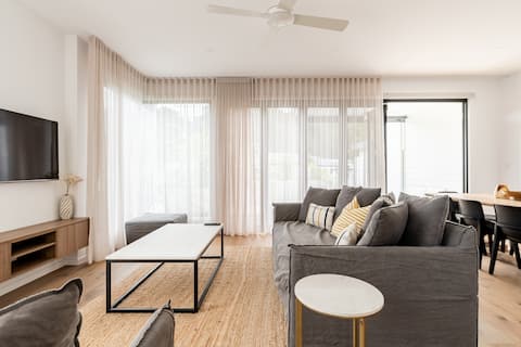 Burleigh Heads Family Stay | Pool, Beach & Dining