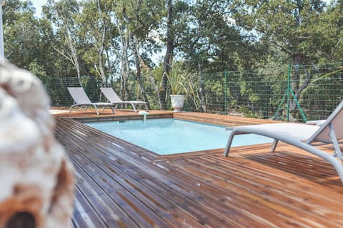 New cottage, private heated pool, bocce ball court