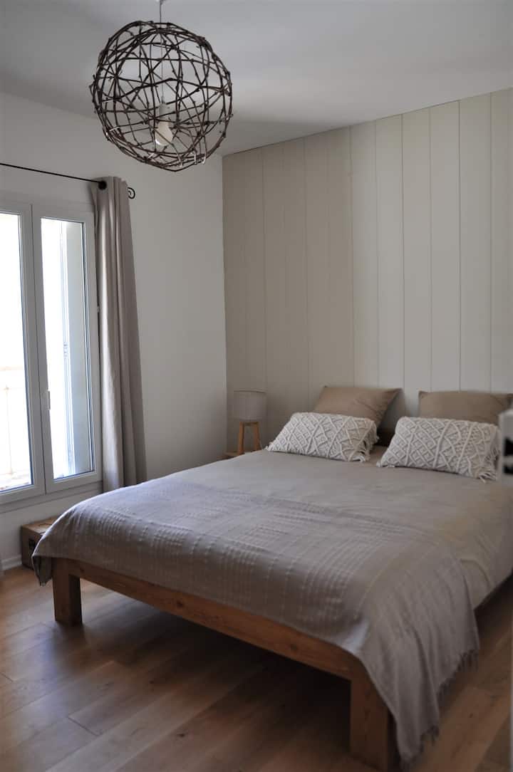 14 m2 slaapkamer met bed van 160 cm en opbergkist
Slaapkamer van 14 m2 met queensize bed (160 cm)  en ladekast