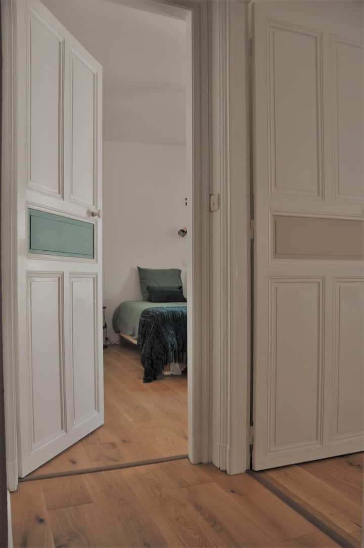 Op de begane grond 2 ruime slaapkamers.