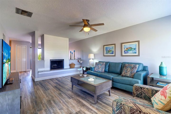 Peaceful Beach Stay W/ Waterfront Pool & Office - Indian Rocks Beach, FL