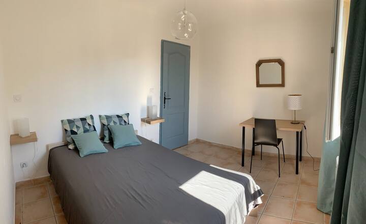 2号卧室-非常漂亮舒适的大房间，东边有窗户。