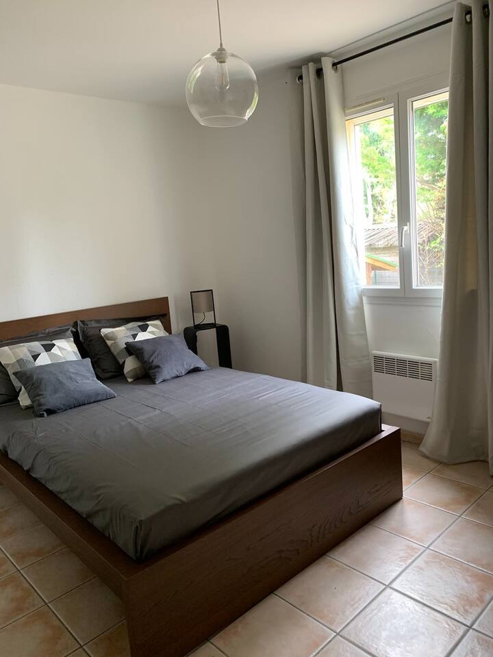 1号卧室非常舒适，配有高品质的床和床垫、大衣橱/衣柜、架子和半月桌。