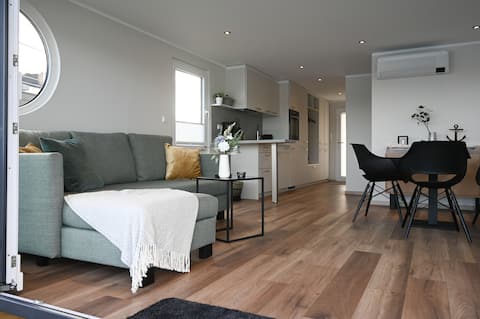 Houseboat "Cabin at the Nixensteg" Wangermeer with dog