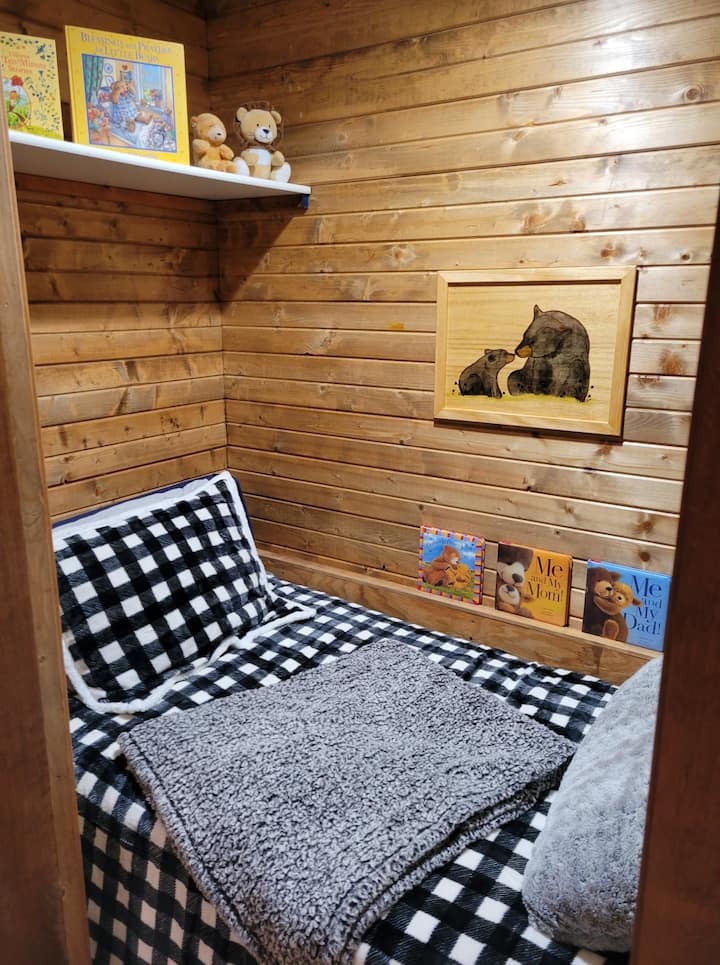 位于熊洞卧室内的Cub-ee