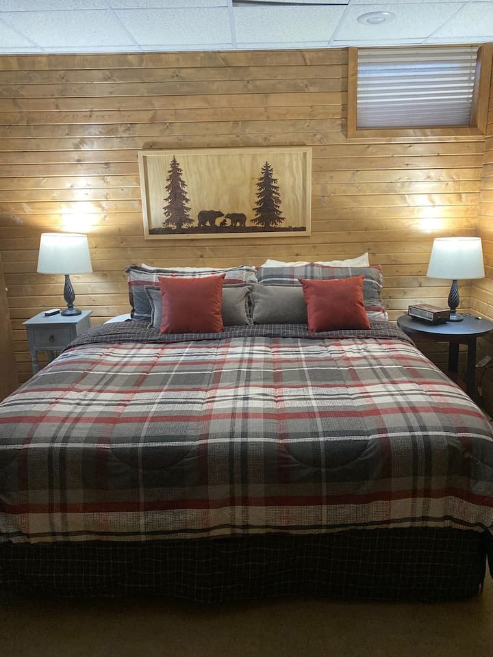 第二间卧室（我们称之为熊洞）设有一张加大双人床和一张单人床，非常适合我们称之为Cub-ee的开放式衣柜内，非常适合儿童入住。