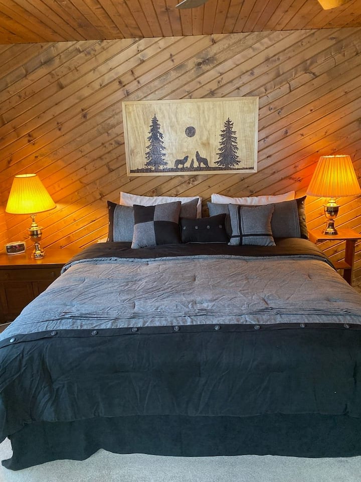 主卧也被称为Wolf 's Den ，配有一张加大双人床。