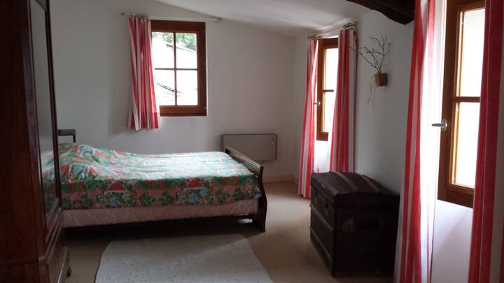 Dhomë gjumi 2 me pamje nga kopshti