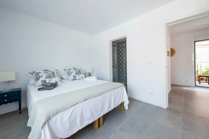 主卧配备标准双人床